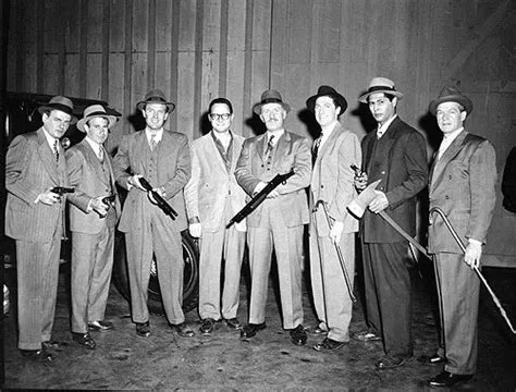 The Untouchables! A Story of Prohibition-Era Gangsters and Elliot Ness' Unwavering Determination?